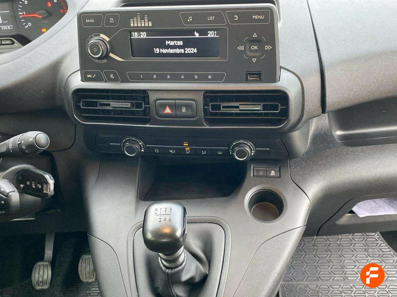 Foto Peugeot Rifter 11