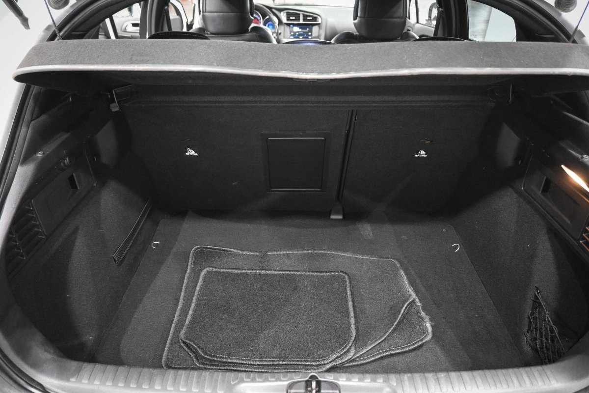 Foto DS Automobiles DS 4 8 Foto DS Automobiles DS 4 8