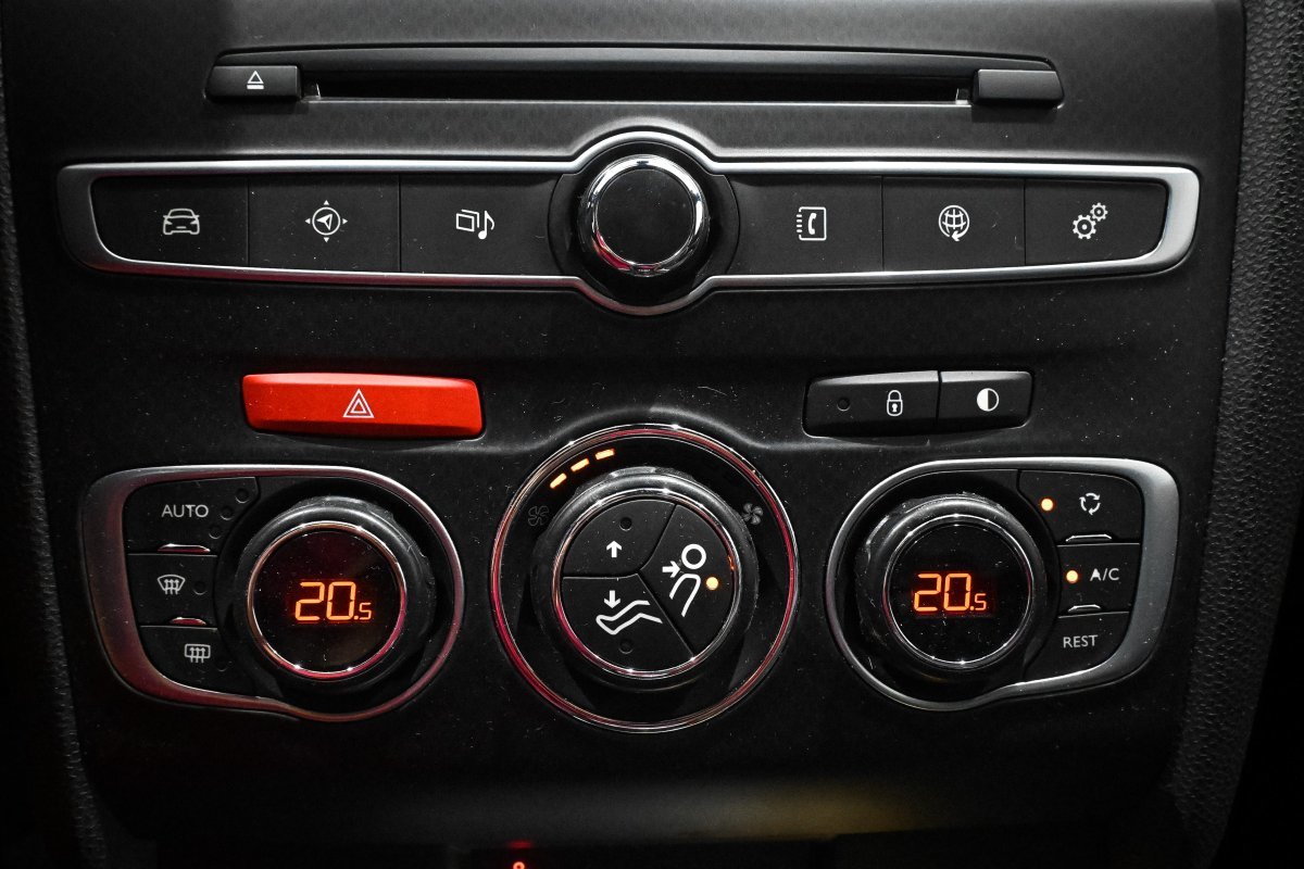 Foto DS Automobiles DS 4 18 Foto DS Automobiles DS 4 18