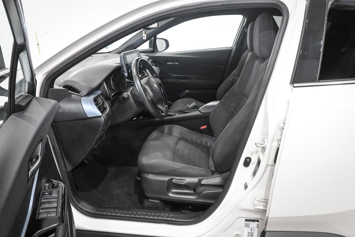 Foto Toyota C-HR 10 Foto Toyota C-HR 10