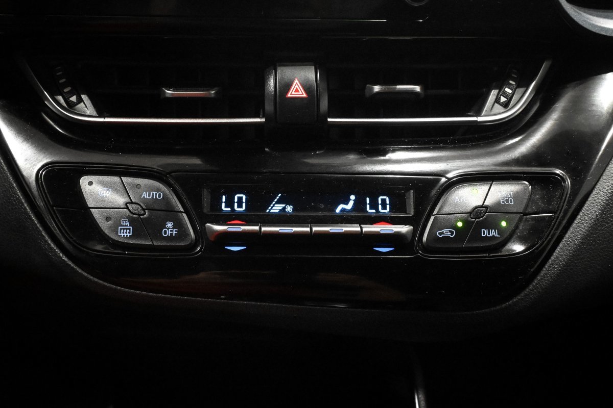 Foto Toyota C-HR 19 Foto Toyota C-HR 19