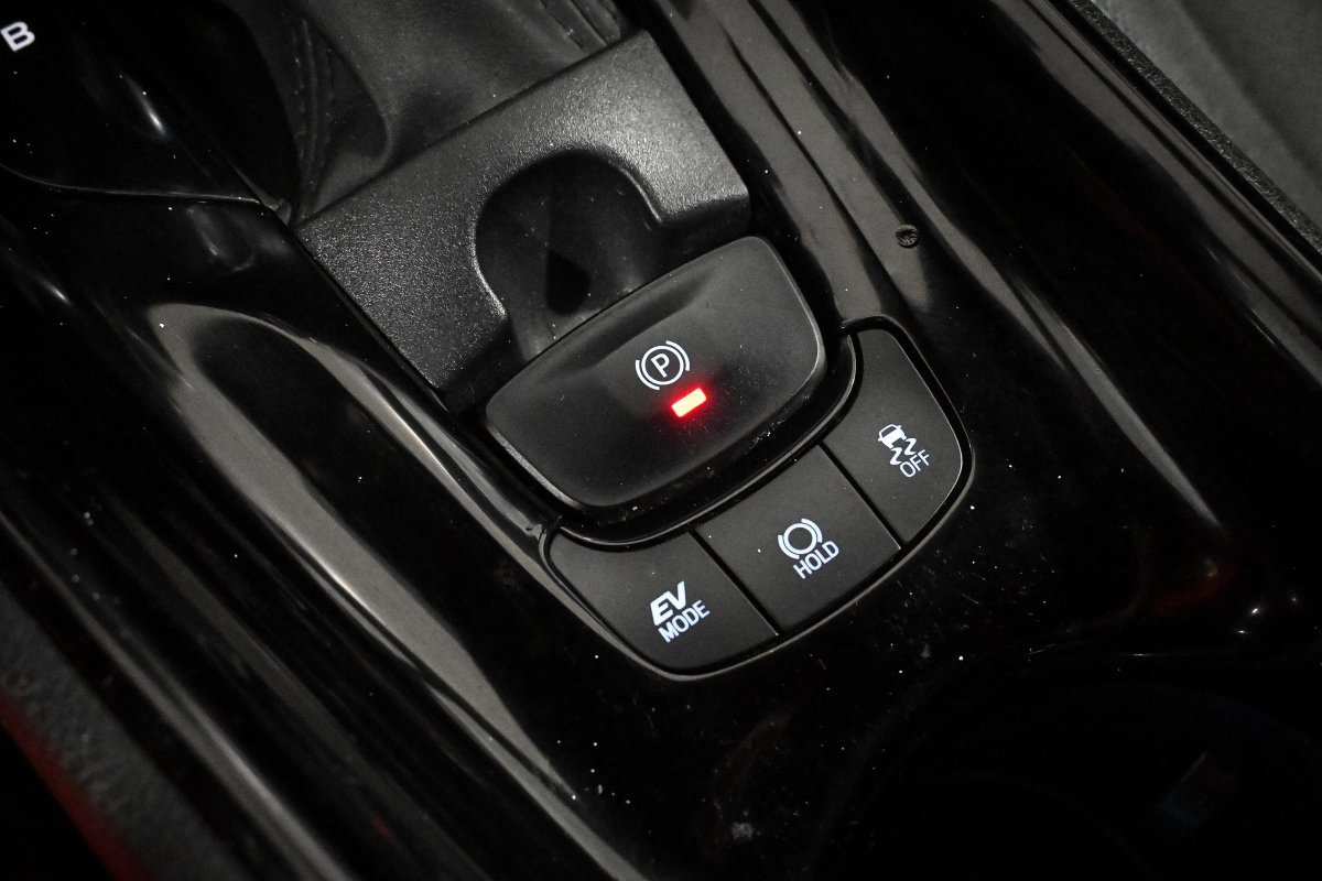 Foto Toyota C-HR 24 Foto Toyota C-HR 24