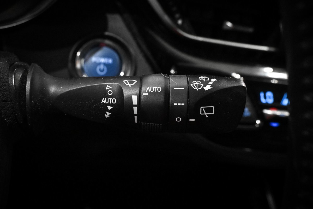 Foto Toyota C-HR 26 Foto Toyota C-HR 26