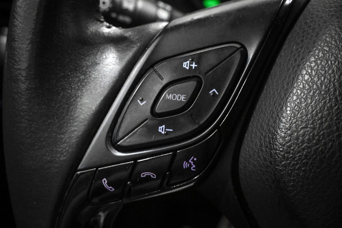 Foto Toyota C-HR 28 Foto Toyota C-HR 28