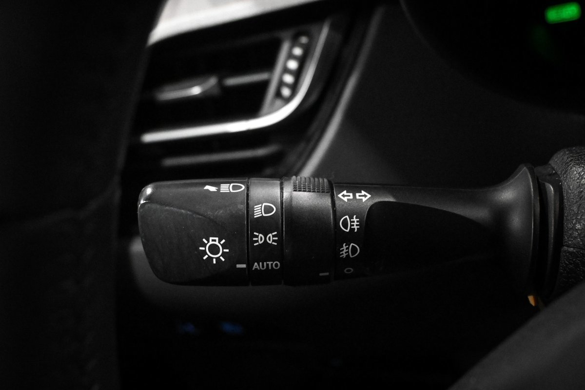 Foto Toyota C-HR 26 Foto Toyota C-HR 26