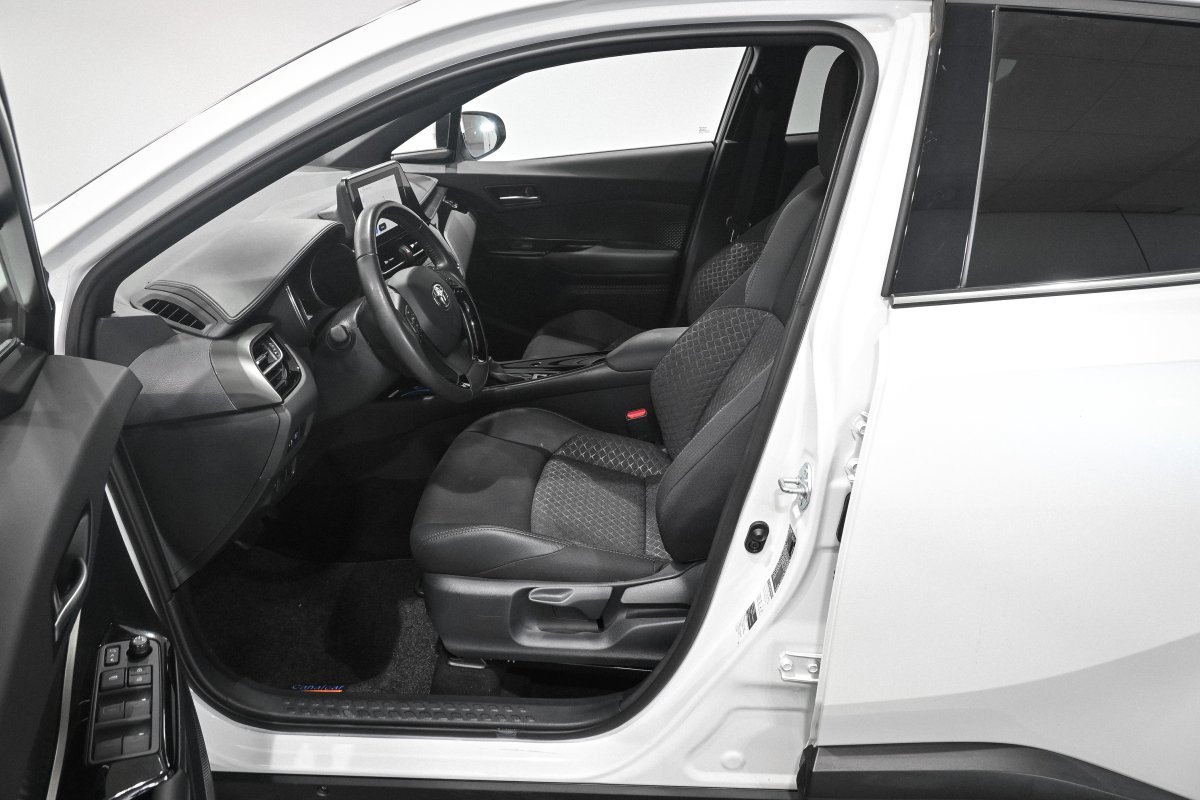 Foto Toyota C-HR 10 Foto Toyota C-HR 10