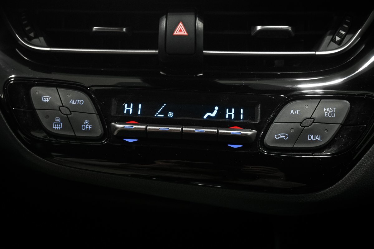 Foto Toyota C-HR 17 Foto Toyota C-HR 17