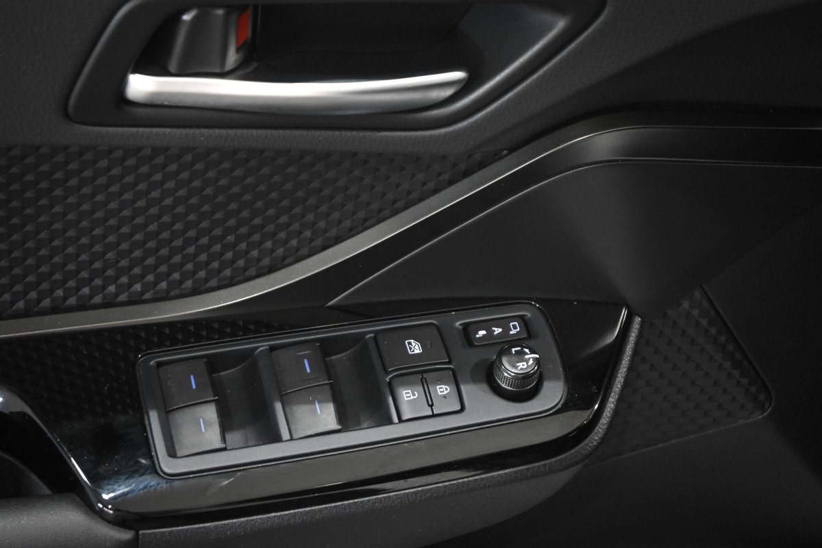 Foto Toyota C-HR 28 Foto Toyota C-HR 28