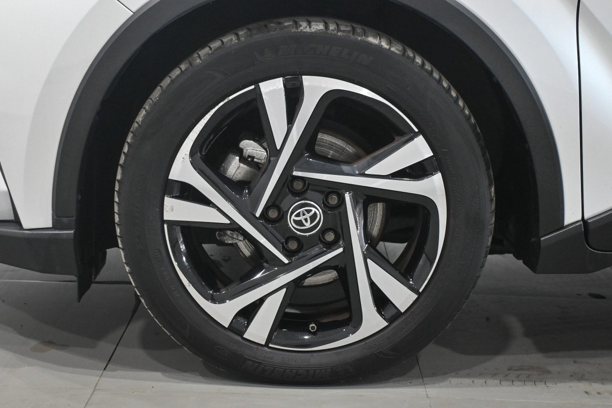 Foto Toyota C-HR 29 Foto Toyota C-HR 29