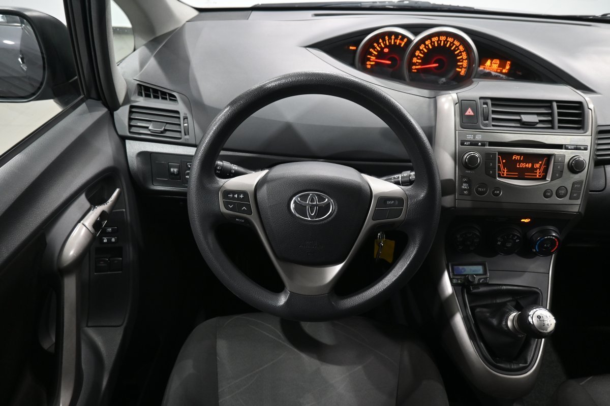 Foto Toyota Corolla Verso 16